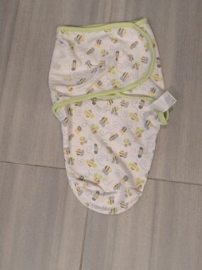 SwaddleMe White Baby Swaddle with Yellow and Light Green Bee Print